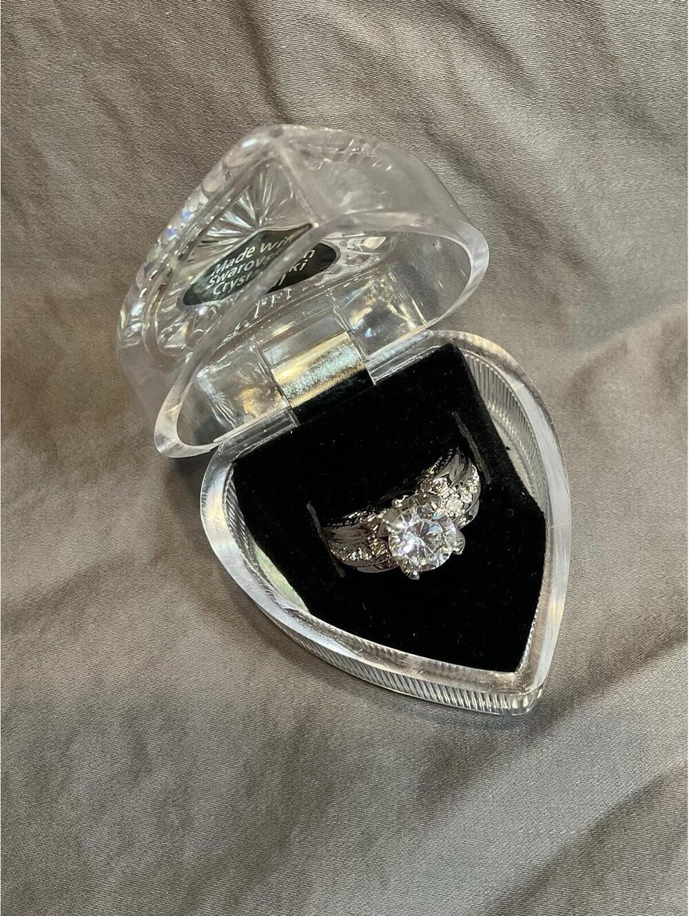 NWOT Beautiful Ring Made With Swarovski Crystal Size 8.25 #1324